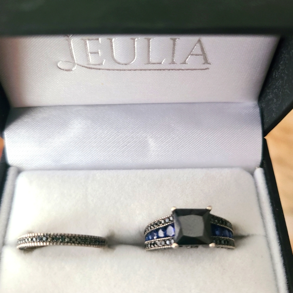 Jeulia Black and blue stone wedding set size 8.5. Inscription "Believe in us"